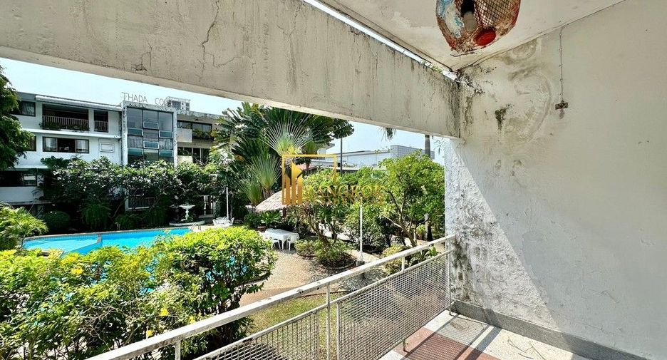 For rent 2 bedrooms townhouse in Yan Nawa, Bangkok