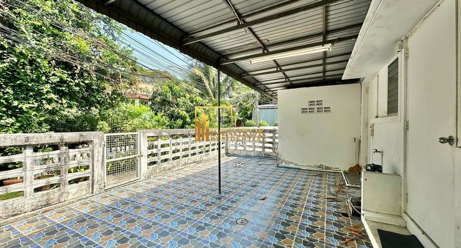 For rent 2 bedrooms townhouse in Yan Nawa, Bangkok