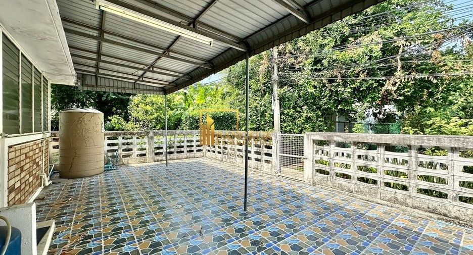 For rent 2 bedrooms townhouse in Yan Nawa, Bangkok
