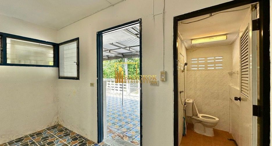 For rent 2 bedrooms townhouse in Yan Nawa, Bangkok