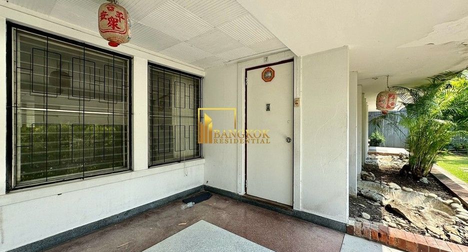For rent 2 bedrooms townhouse in Yan Nawa, Bangkok