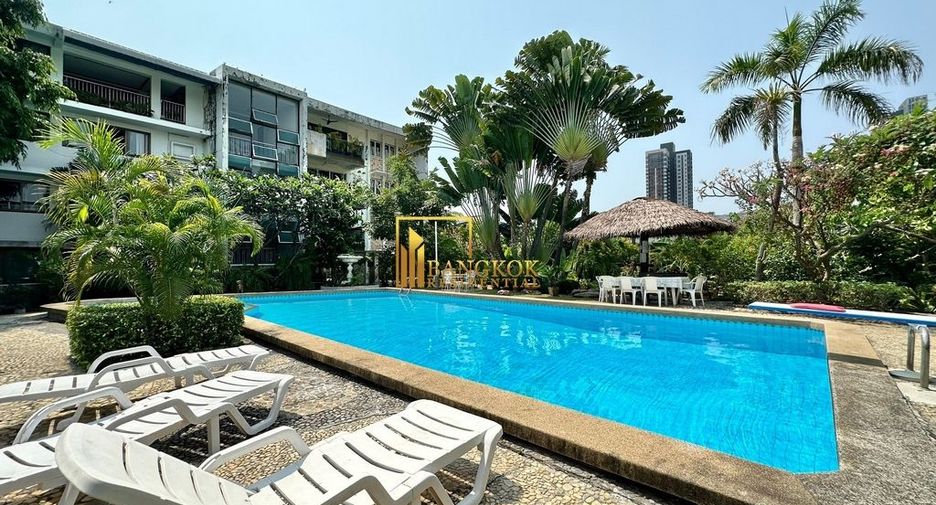 For rent 2 bedrooms townhouse in Yan Nawa, Bangkok