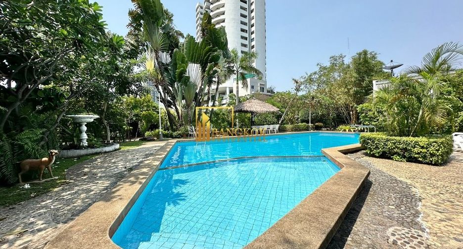 For rent 2 bedrooms townhouse in Yan Nawa, Bangkok