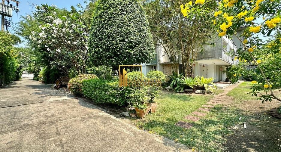 For rent 2 bedrooms townhouse in Yan Nawa, Bangkok