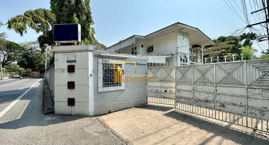 For rent 2 bedrooms townhouse in Yan Nawa, Bangkok