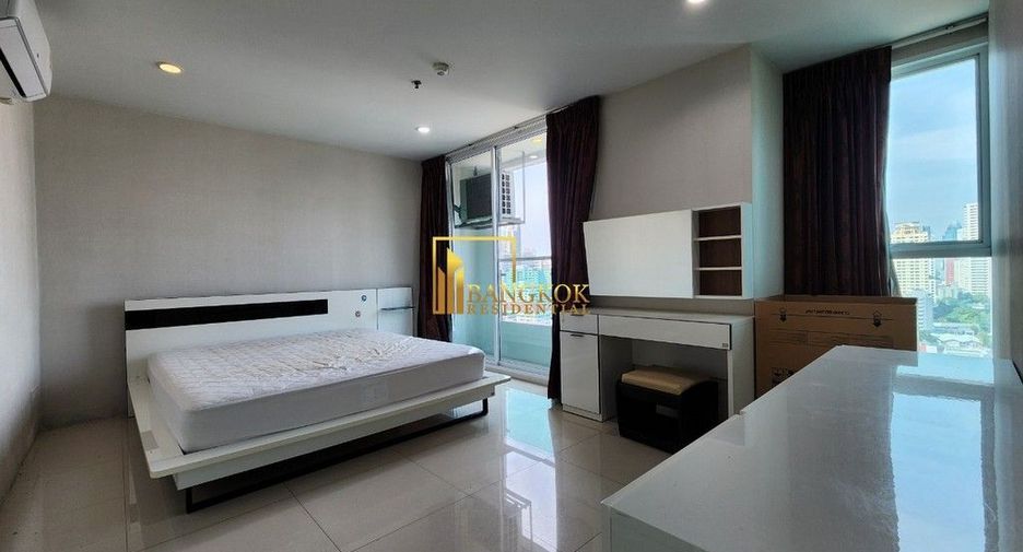For rent 2 bedrooms condo in Watthana, Bangkok