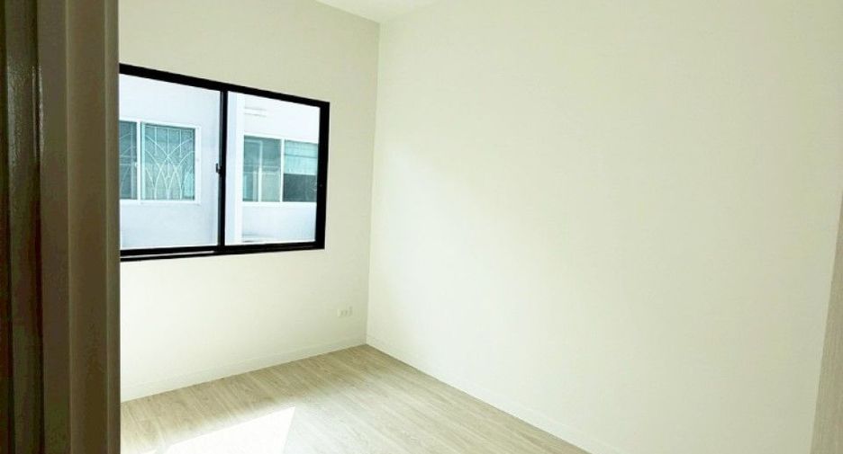 Casa adosada en venta de 3 habitaciones en Mueang Pathum Thani, Pathum Thani