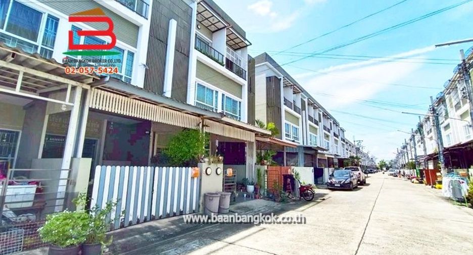For sale 3 bedrooms townhouse in Saphan Sung, Bangkok
