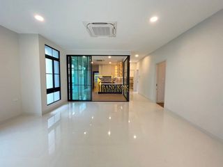 À louer et à vendre 5 chambres maison à Saphan Sung, Bangkok