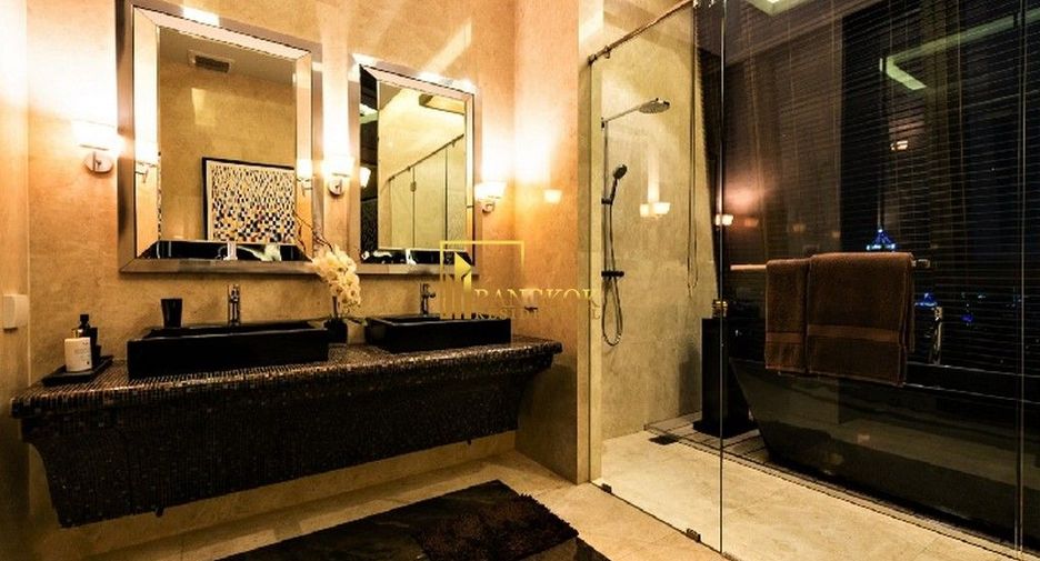For sale 3 bedrooms condo in Khlong Toei, Bangkok