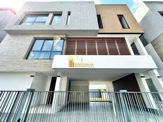 Casa en alquiler y en venta de 5 habitaciones en Huai Khwang, Bangkok
