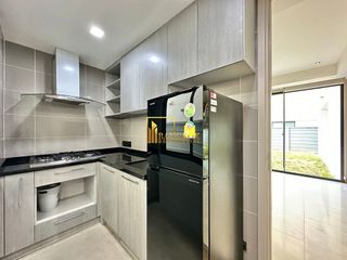 Casa en alquiler y en venta de 5 habitaciones en Huai Khwang, Bangkok