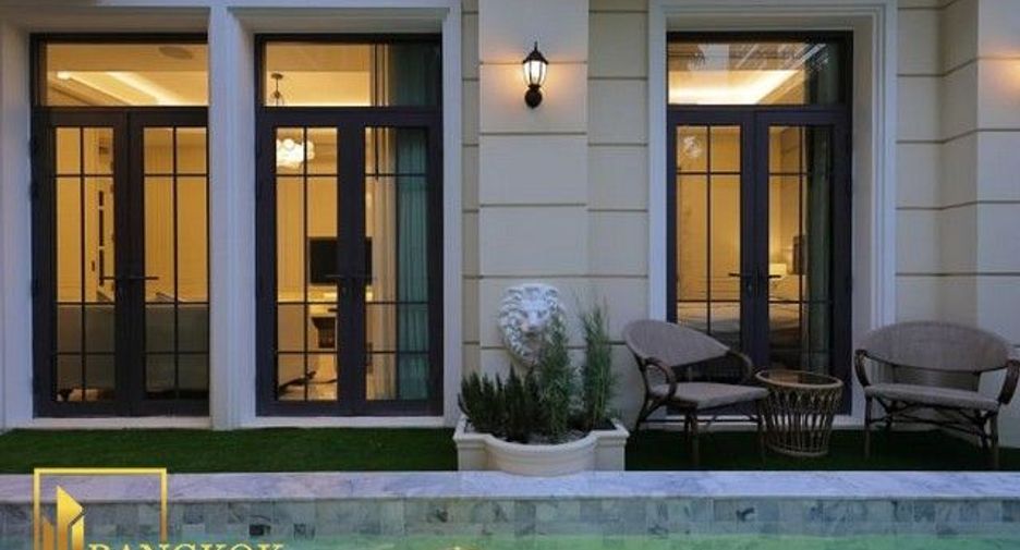 À vendre 4 chambres maison de ville à Watthana, Bangkok