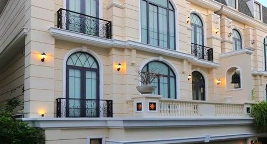 À vendre 4 chambres maison de ville à Watthana, Bangkok
