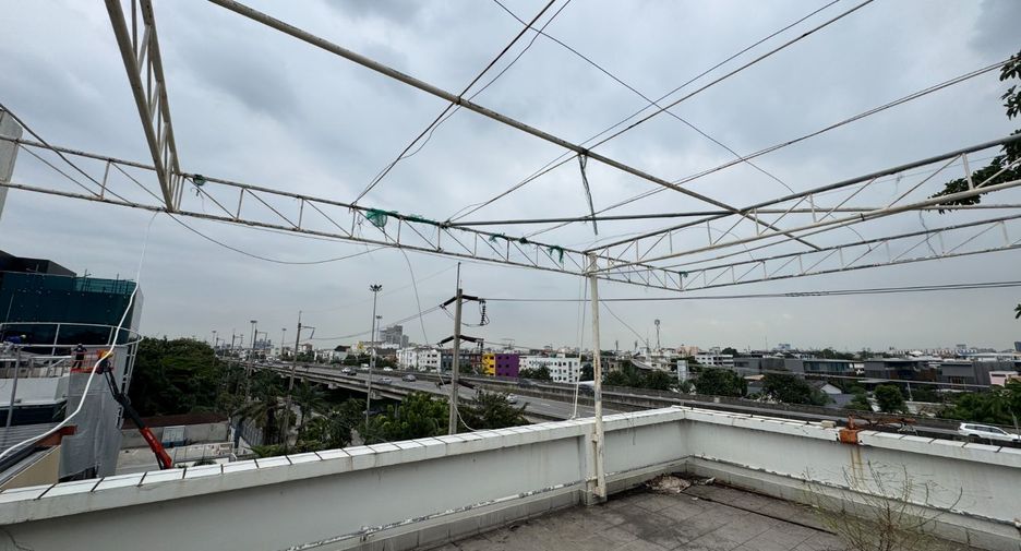 For rent 3 bedrooms retail Space in Wang Thonglang, Bangkok