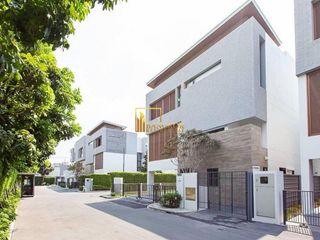 Casa en alquiler y en venta de 4 habitaciones en Huai Khwang, Bangkok