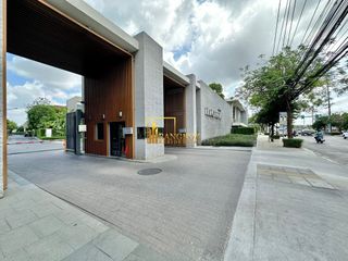 Casa en alquiler y en venta de 4 habitaciones en Huai Khwang, Bangkok