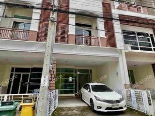 Casa adosada en alquiler de 3 habitaciones en Bueng Kum, Bangkok