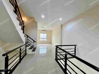 Casa adosada en alquiler de 3 habitaciones en Bueng Kum, Bangkok