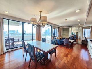 À louer 3 chambres appartement avec services à Khlong Toei, Bangkok