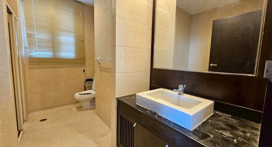 À louer 2 chambres appartement avec services à Khlong Toei, Bangkok