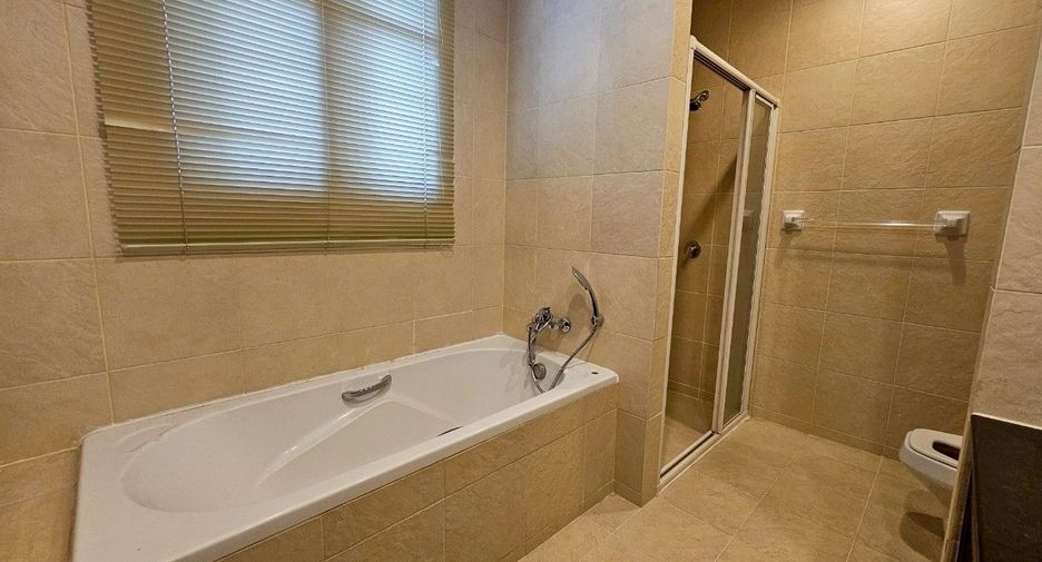 À louer 2 chambres appartement avec services à Khlong Toei, Bangkok