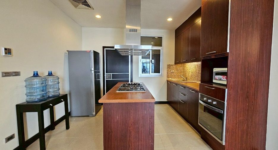 À louer 2 chambres appartement avec services à Khlong Toei, Bangkok