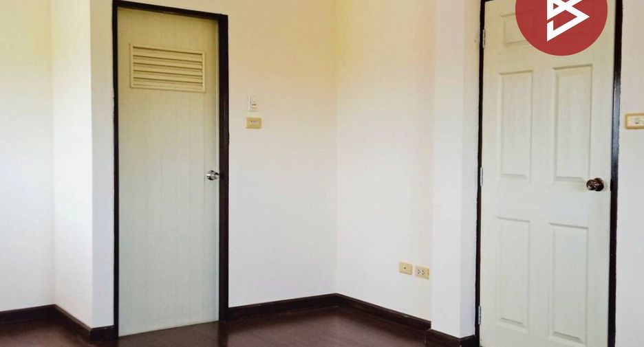 For sale 4 bedrooms house in Mueang Uttaradit, Uttaradit