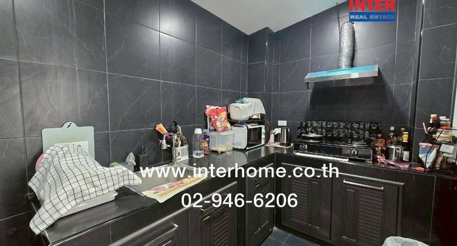For sale 3 bedrooms townhouse in Mueang Samut Prakan, Samut Prakan