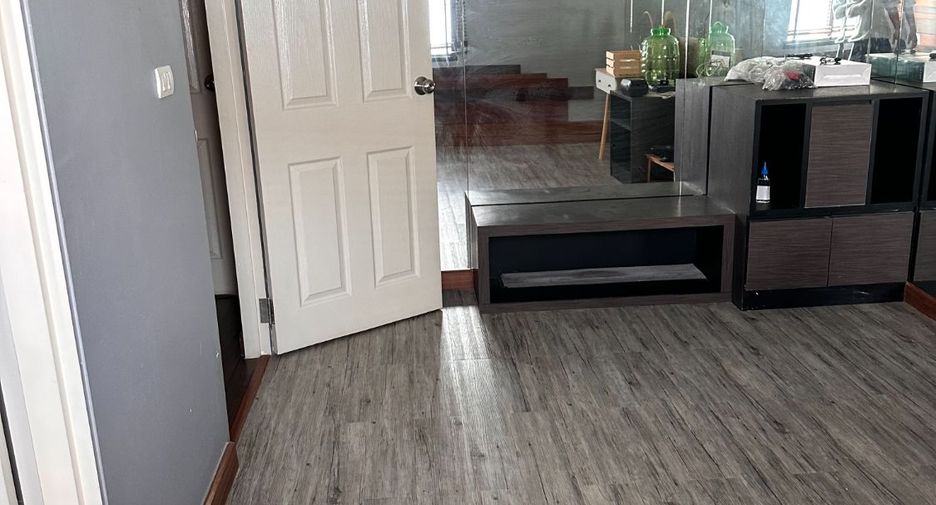 For sale 5 bedrooms townhouse in Suan Luang, Bangkok