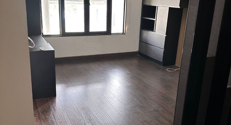 For sale 5 bedrooms townhouse in Suan Luang, Bangkok