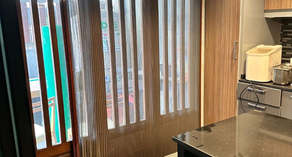 For sale 5 bedrooms townhouse in Suan Luang, Bangkok