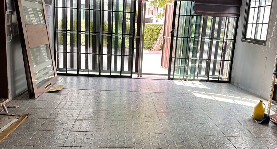 For sale 5 bedrooms townhouse in Suan Luang, Bangkok