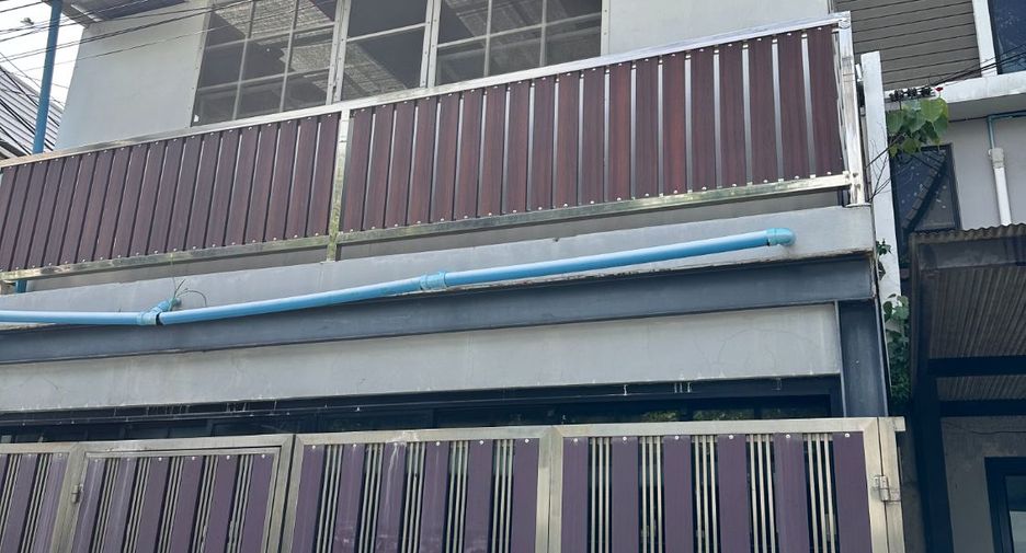 For sale 5 bedrooms townhouse in Suan Luang, Bangkok