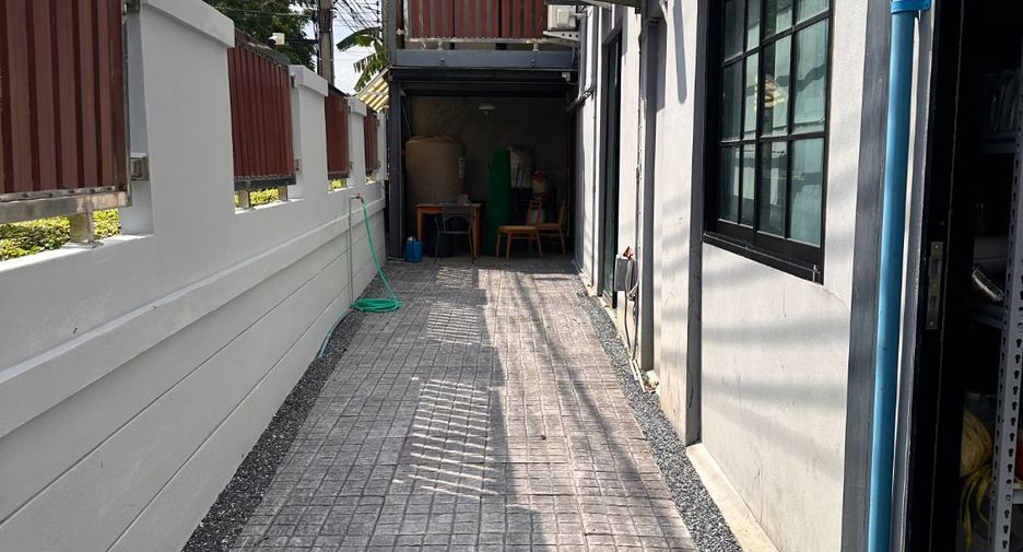 For sale 5 bedrooms townhouse in Suan Luang, Bangkok