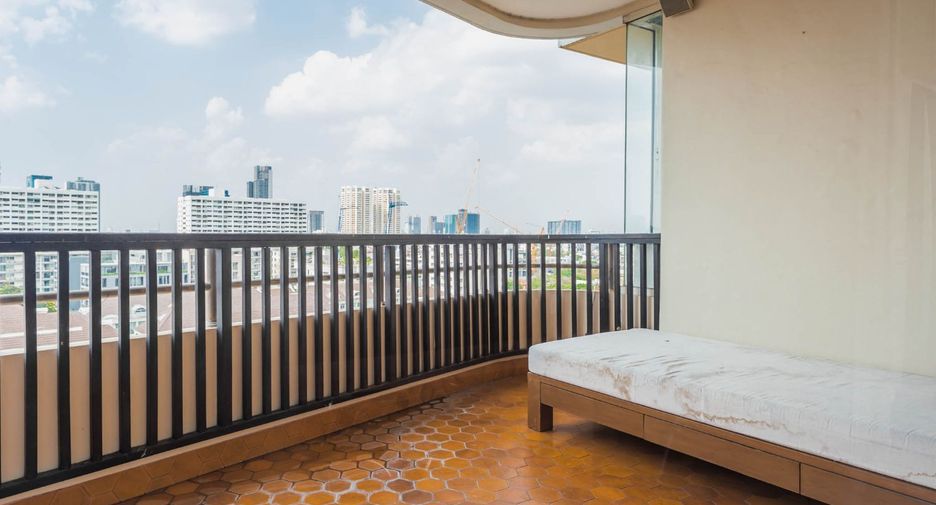 For rent 3 bedrooms condo in Watthana, Bangkok