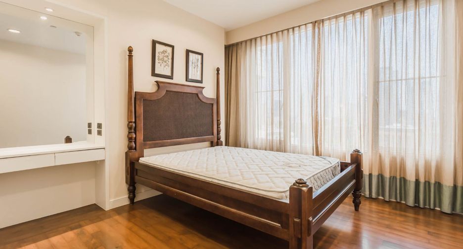For rent 3 bedrooms condo in Watthana, Bangkok