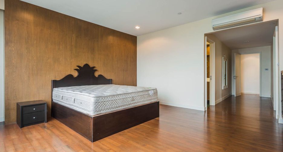 For rent 3 bedrooms condo in Watthana, Bangkok