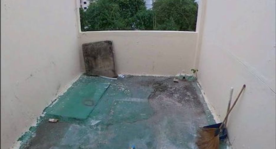 For sale 3 bedrooms retail Space in Bang Kapi, Bangkok