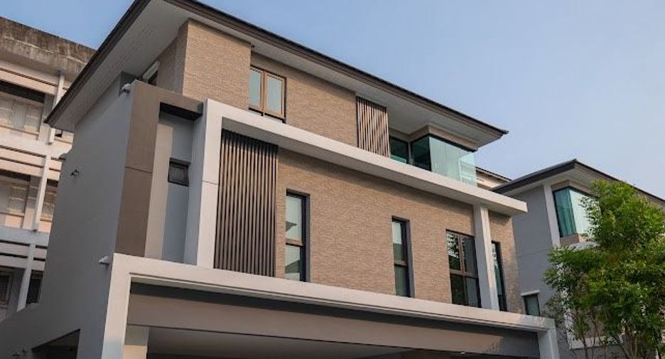 For sale 4 bedrooms house in Wang Thonglang, Bangkok