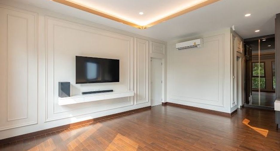 For sale 4 bedrooms house in Wang Thonglang, Bangkok