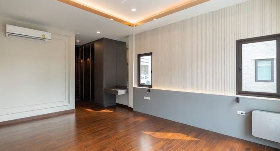 For sale 4 bedrooms house in Wang Thonglang, Bangkok