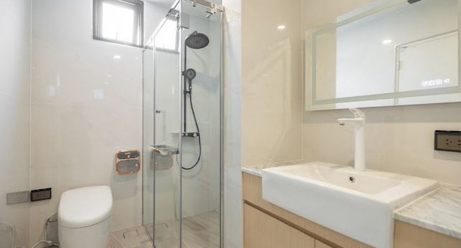 For sale 4 bedrooms house in Wang Thonglang, Bangkok