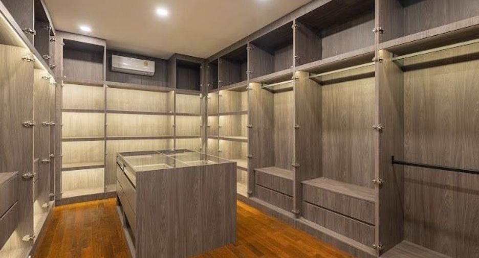 For sale 4 bedrooms house in Wang Thonglang, Bangkok