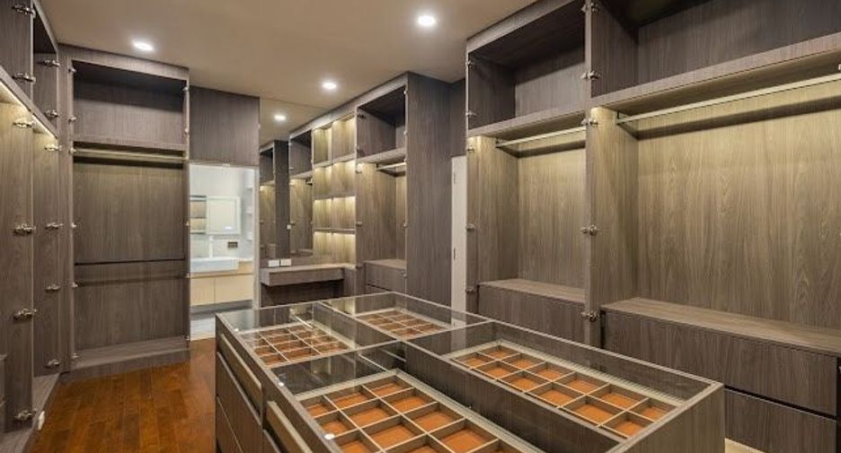 For sale 4 bedrooms house in Wang Thonglang, Bangkok