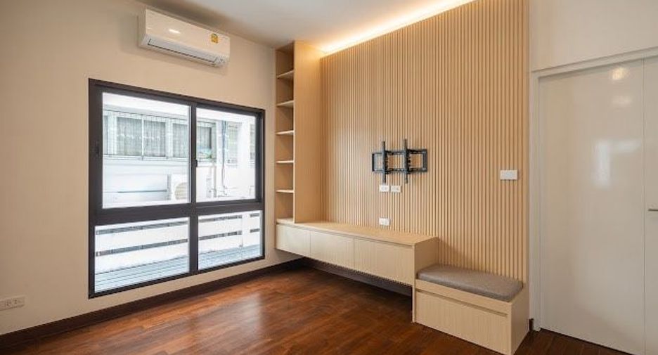 For sale 4 bedrooms house in Wang Thonglang, Bangkok