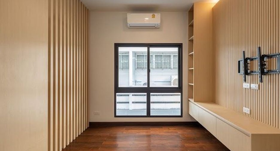 For sale 4 bedrooms house in Wang Thonglang, Bangkok