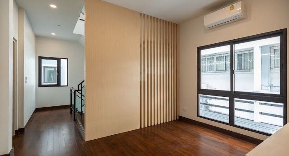For sale 4 bedrooms house in Wang Thonglang, Bangkok