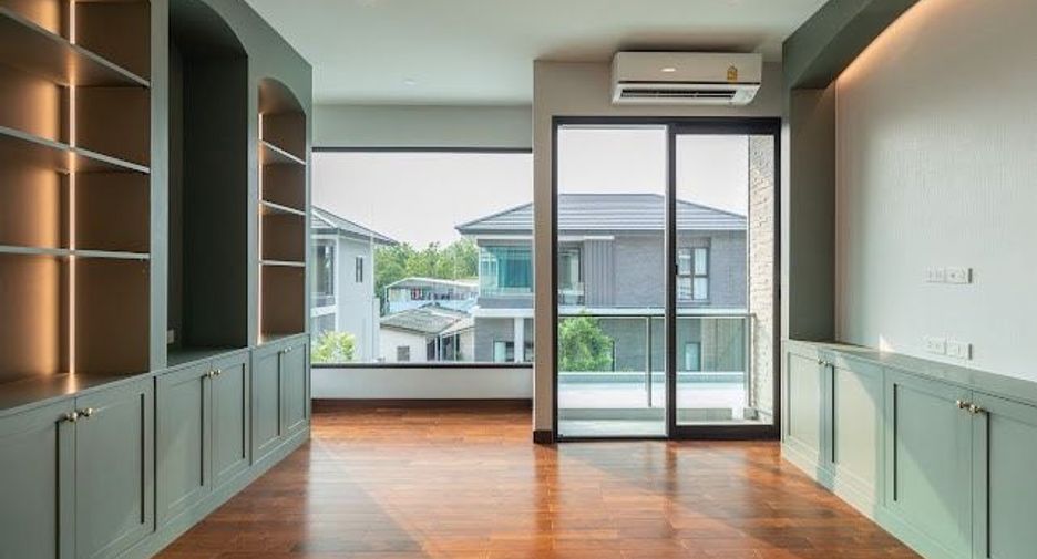 For sale 4 bedrooms house in Wang Thonglang, Bangkok