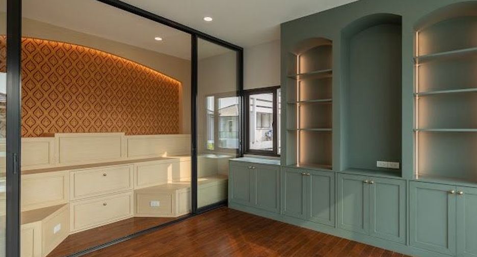 For sale 4 bedrooms house in Wang Thonglang, Bangkok